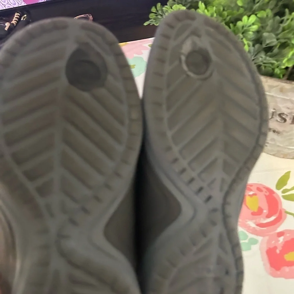 Unisex crocs size M-8 W-10 black and grey sandals